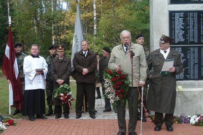 Rolands Kovtuņenko uzrunā Mores kauju piemiņas pasākuma dalībniekus 2009.gada 3.oktobrī.